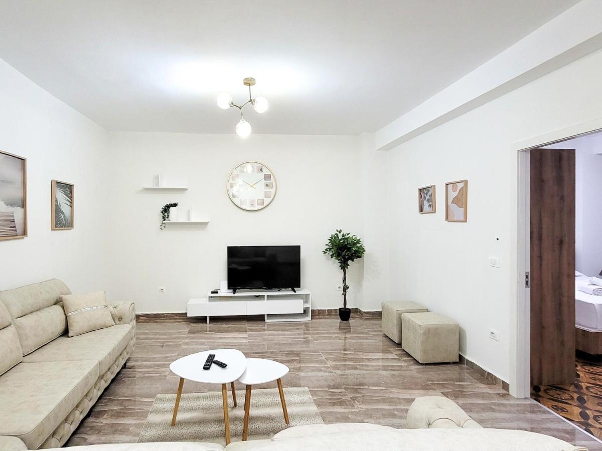One-Bedroom Gem By The Square Tirana Exterior foto