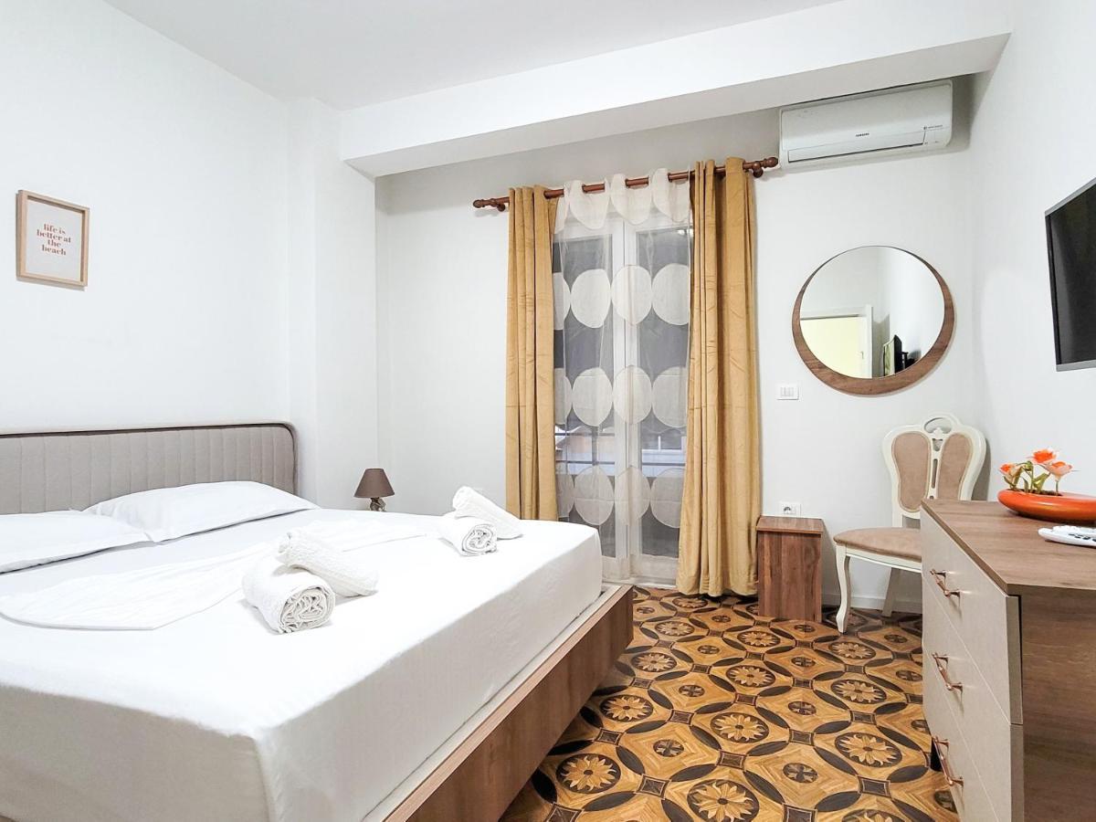 One-Bedroom Gem By The Square Tirana Exterior foto