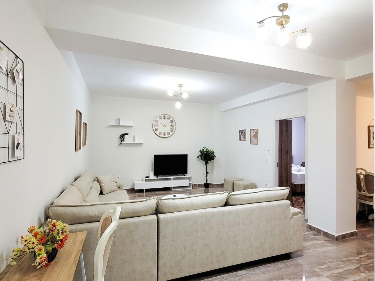 One-Bedroom Gem By The Square Tirana Exterior foto