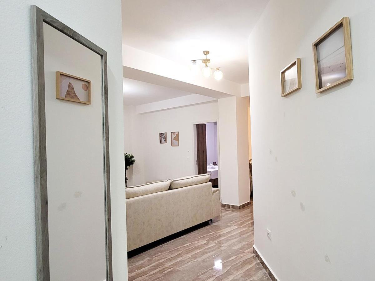 One-Bedroom Gem By The Square Tirana Exterior foto